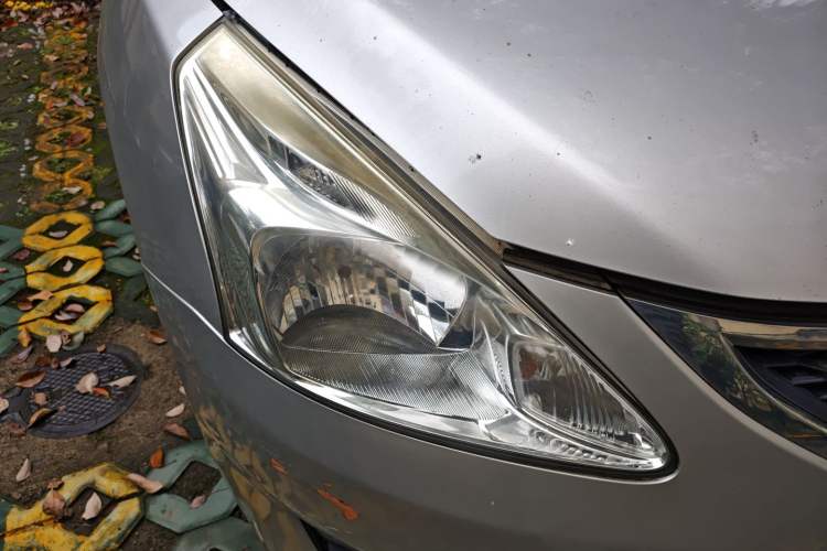 Used Nissan Tiida 2011 1.6L Manual Comfort Edition Right Front Headlight