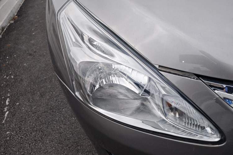 Used Nissan Tiida 2011 1.6T Manual Xuan Dong Edition Right Front Headlight