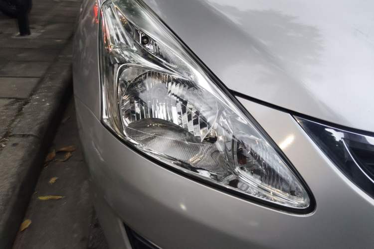 Used Nissan Tiida 2011 1.6L CVT Smart Version Right Front Headlight