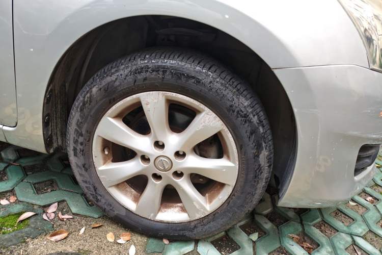 Used Nissan Tiida 2011 1.6L Manual Comfort Edition Right Front Wheel Hub