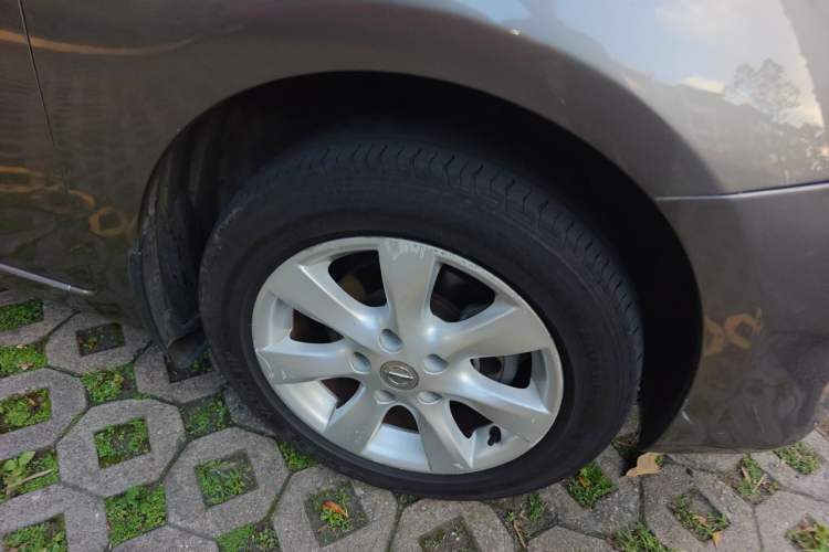 Used Nissan Tiida 2011 1.6L CVT Smart Version Right Front Wheel Hub