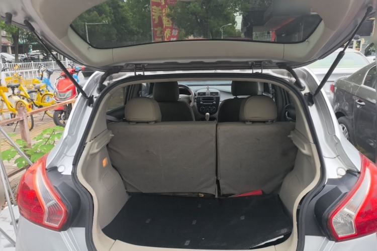 Used Nissan Tiida 2011 1.6L CVT Smart Version Trunk
