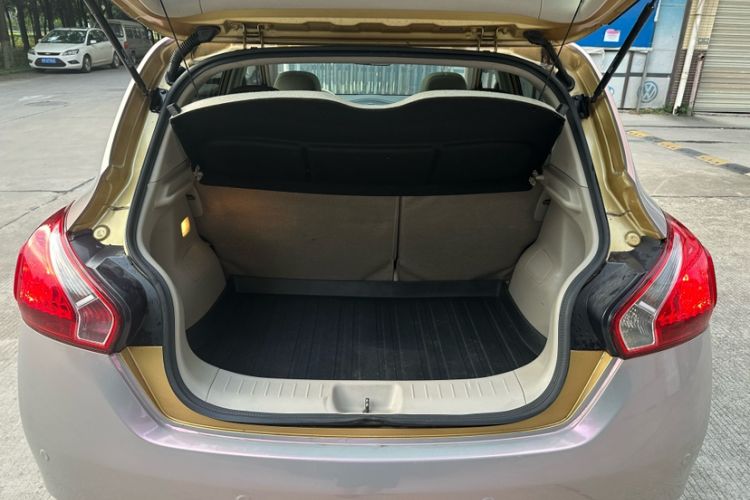 Used Nissan Tiida 2011 1.6L CVT Smart Version Trunk