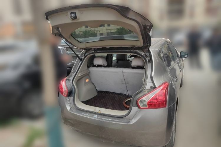 Used Nissan Tiida 2011 1.6L Manual Comfort Edition Trunk