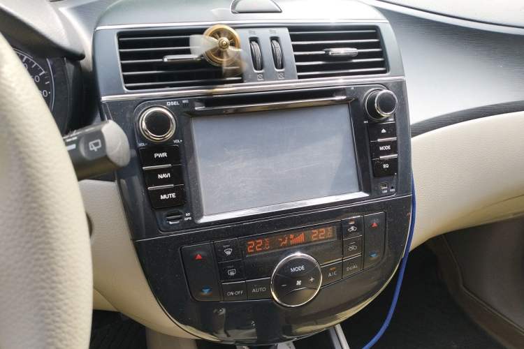 Used Nissan Tiida 2011 1.6L Manual Smart Version Audio And AC Panel