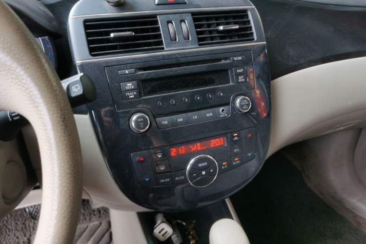 Used Nissan Tiida 2011 1.6L CVT Luxury Edition Audio And AC Panel