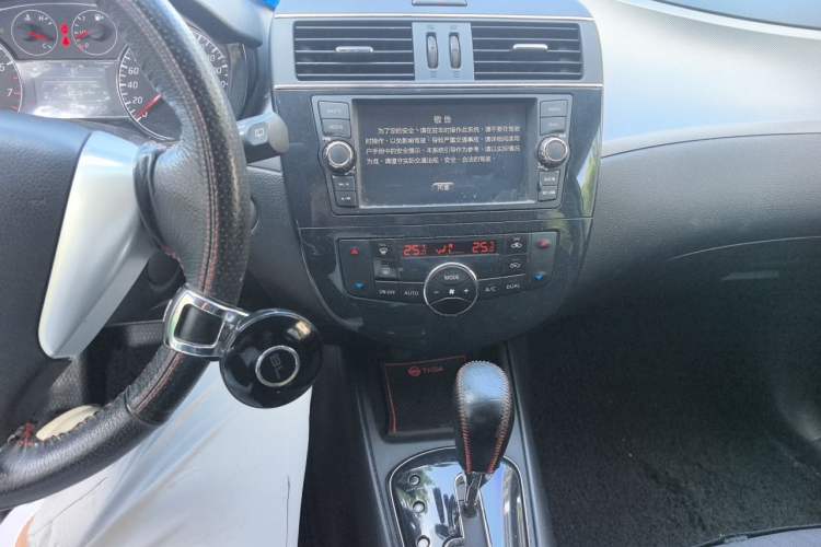 Used Nissan Tiida 2011 1.6T M-CVT Cool Edition Audio And AC Panel