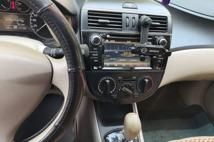 Used Nissan Tiida 2011 1.6L CVT Comfort Model Audio And AC Panel
