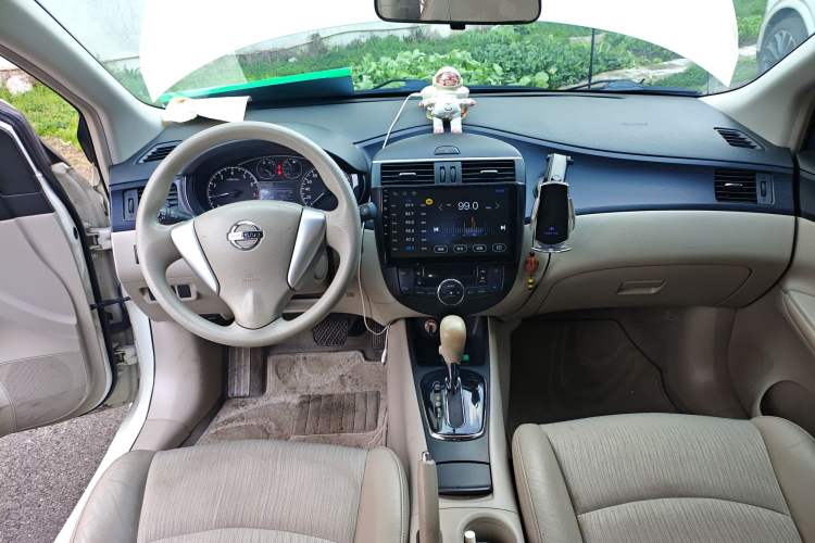 Used Nissan Tiida 2011 1.6L CVT Comfort Model Center Console