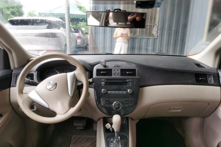 Used Nissan Tiida 2011 1.6L CVT Luxury Edition Center Console