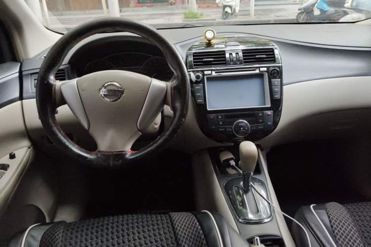 Used Nissan Tiida 2011 1.6L CVT Smart Version Center Console