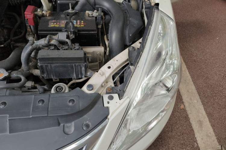 Used Nissan Tiida 2011 1.6L CVT Smart Version Engine Bay Left