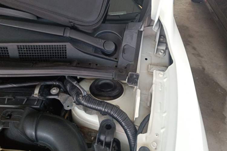 Used Nissan Tiida 2011 1.6L CVT Smart Version Engine Bay Left
