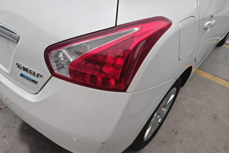 Used Nissan Tiida 2011 1.6L Manual Comfort Edition Exterior 6