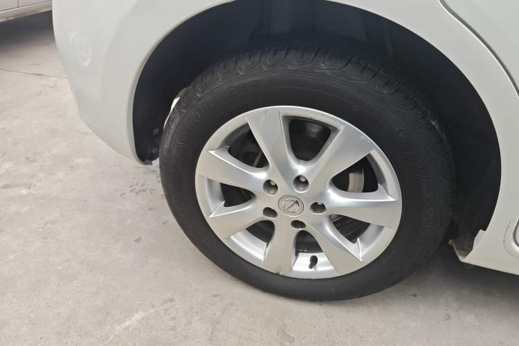 Used Nissan Tiida 2011 1.6L Manual Comfort Edition Exterior 8