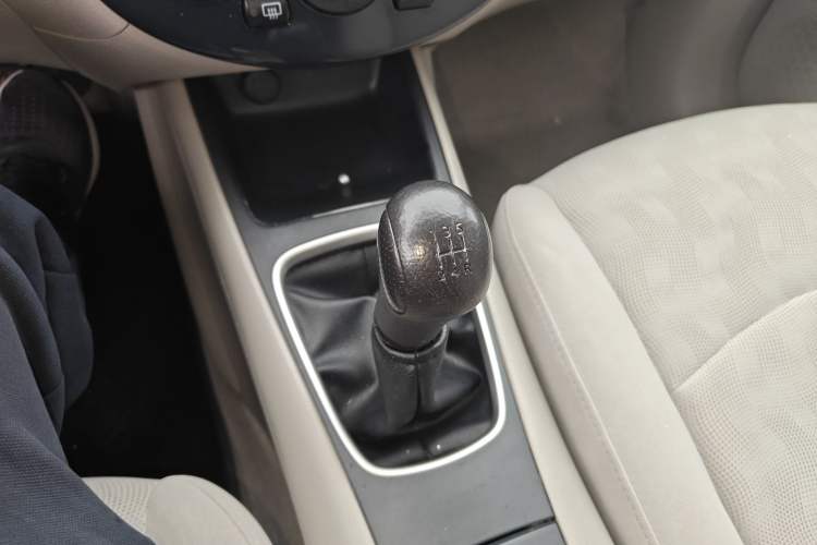 Used Nissan Tiida 2011 1.6L Manual Comfort Edition Gear Lever