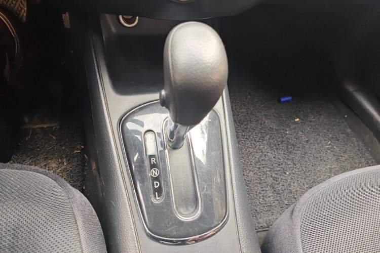 Used Nissan Tiida 2011 1.6L CVT Smart Version Gear Lever