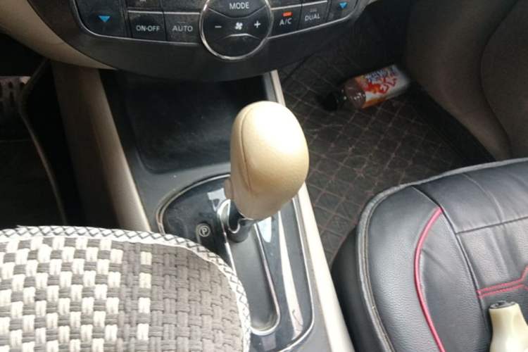 Used Nissan Tiida 2011 1.6L CVT Smart Version Gear Lever