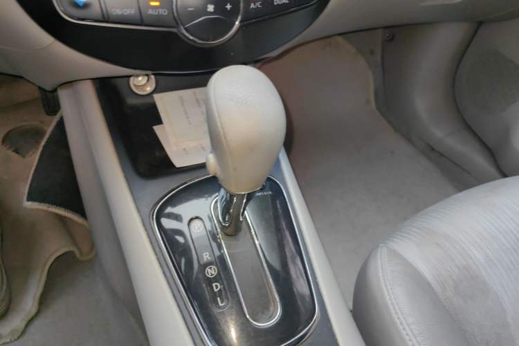 Used Nissan Tiida 2011 1.6L CVT Smart Version Gear Lever