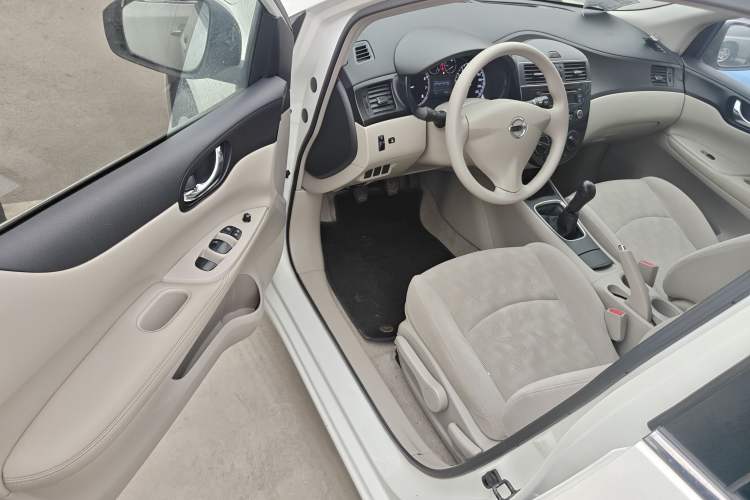 Used Nissan Tiida 2011 1.6L Manual Comfort Edition Interior 3