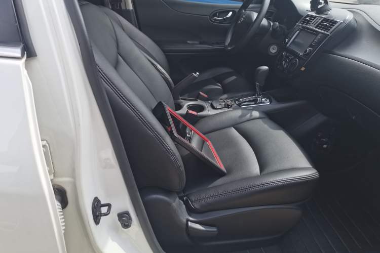 Used Nissan Tiida 2011 1.6L CVT Comfort Model Interior 7