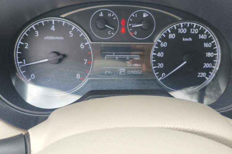 Used Nissan Tiida 2011 1.6L CVT Smart Version Odometer Close Up