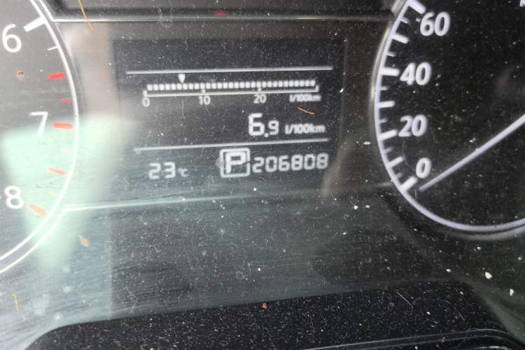 Used Nissan Tiida 2011 1.6L CVT Luxury Edition Odometer Close Up