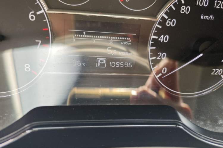 Used Nissan Tiida 2011 1.6L CVT Smart Version Odometer Close Up