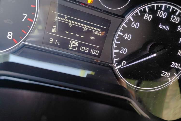 Used Nissan Tiida 2011 1.6L CVT Smart Version Odometer Close Up