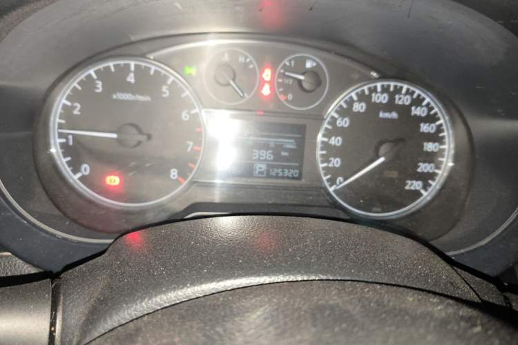Used Nissan Tiida 2011 1.6L CVT Smart Version Odometer Close Up