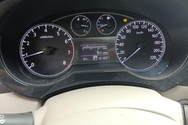 Used Nissan Tiida 2011 1.6L CVT Smart Version Odometer Close Up