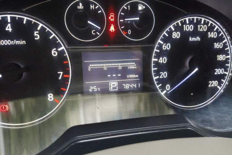 Used Nissan Tiida 2011 1.6L CVT Smart Version Odometer Close Up