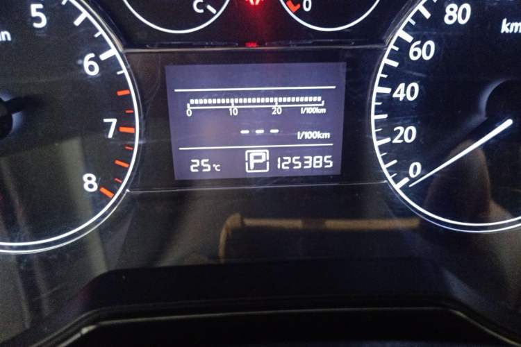 Used Nissan Tiida 2011 1.6L CVT Smart Version Odometer Close Up