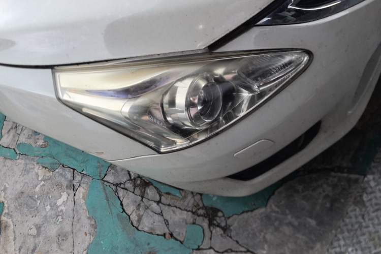 Used Nissan Tiida 2011 1.6L CVT Luxury Edition Right Front Headlight