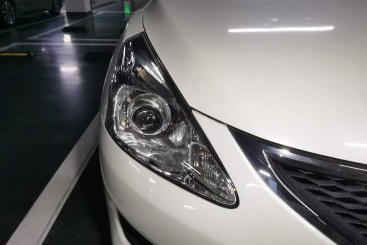 Used Nissan Tiida 2011 1.6L CVT Comfort Model Right Front Headlight