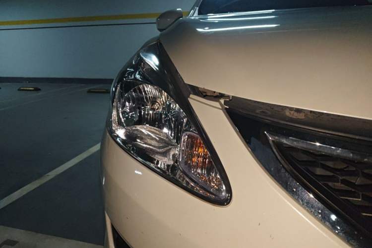 Used Nissan Tiida 2011 1.6L CVT Comfort Model Right Front Headlight