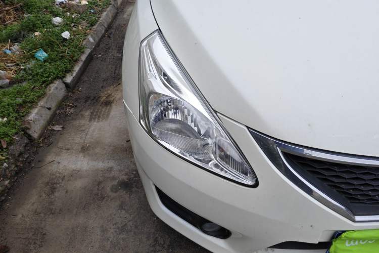Used Nissan Tiida 2011 1.6L CVT Comfort Model Right Front Headlight