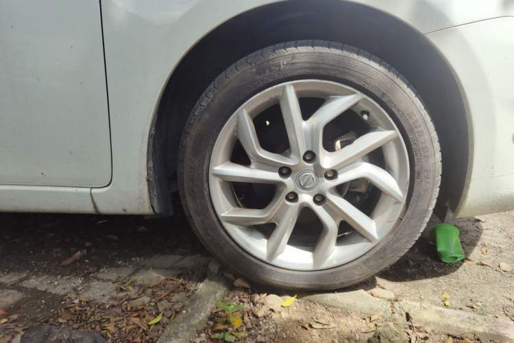 Used Nissan Tiida 2011 1.6L CVT Smart Version Right Front Wheel Hub