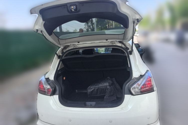 Used Nissan Tiida 2011 1.6T M-CVT Cool Edition Trunk
