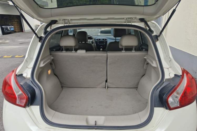 Used Nissan Tiida 2011 1.6L CVT Smart Version Trunk