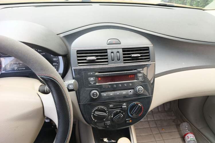 Used Nissan Tiida 2011 1.6L CVT Comfort Model Audio And AC Panel