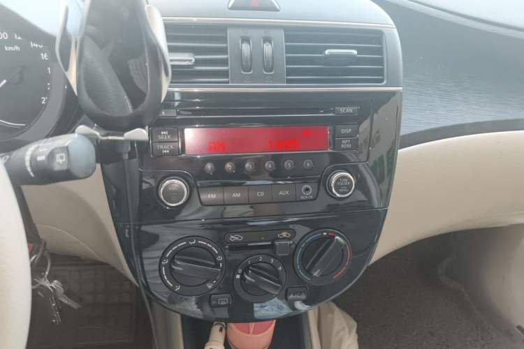 Used Nissan Tiida 2011 1.6L Manual Comfort Edition Audio And AC Panel