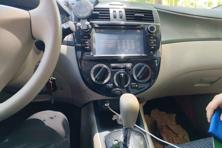 Used Nissan Tiida 2011 1.6L CVT Comfort Model Audio And AC Panel