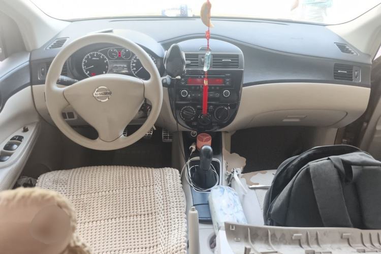 Used Nissan Tiida 2011 1.6L Manual Comfort Edition Center Console