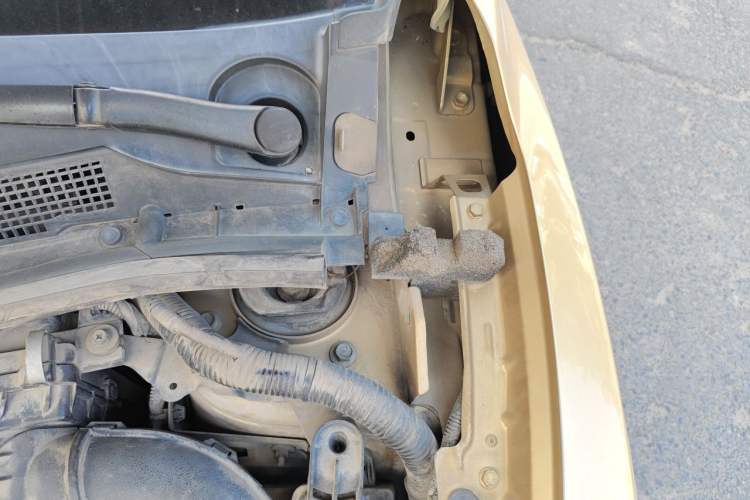 Used Nissan Tiida 2011 1.6L CVT Smart Version Engine Bay Left