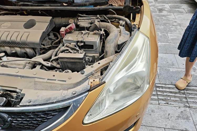 Used Nissan Tiida 2011 1.6L Manual Smart Version Engine Bay Left