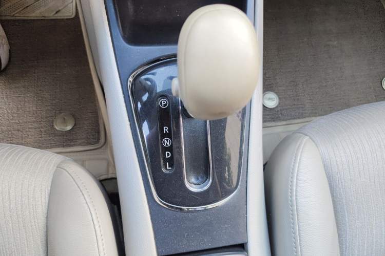 Used Nissan Tiida 2011 1.6L CVT Smart Version Gear Lever