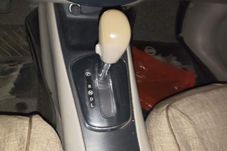 Used Nissan Tiida 2011 1.6L CVT Smart Version Gear Lever