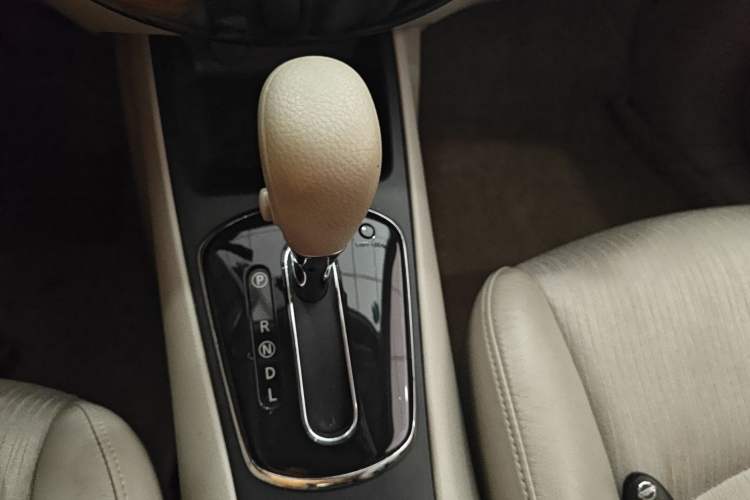 Used Nissan Tiida 2011 1.6L CVT Smart Version Gear Lever