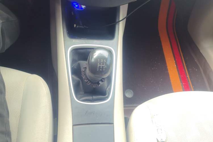 Used Nissan Tiida 2011 1.6L Manual Comfort Edition Gear Lever
